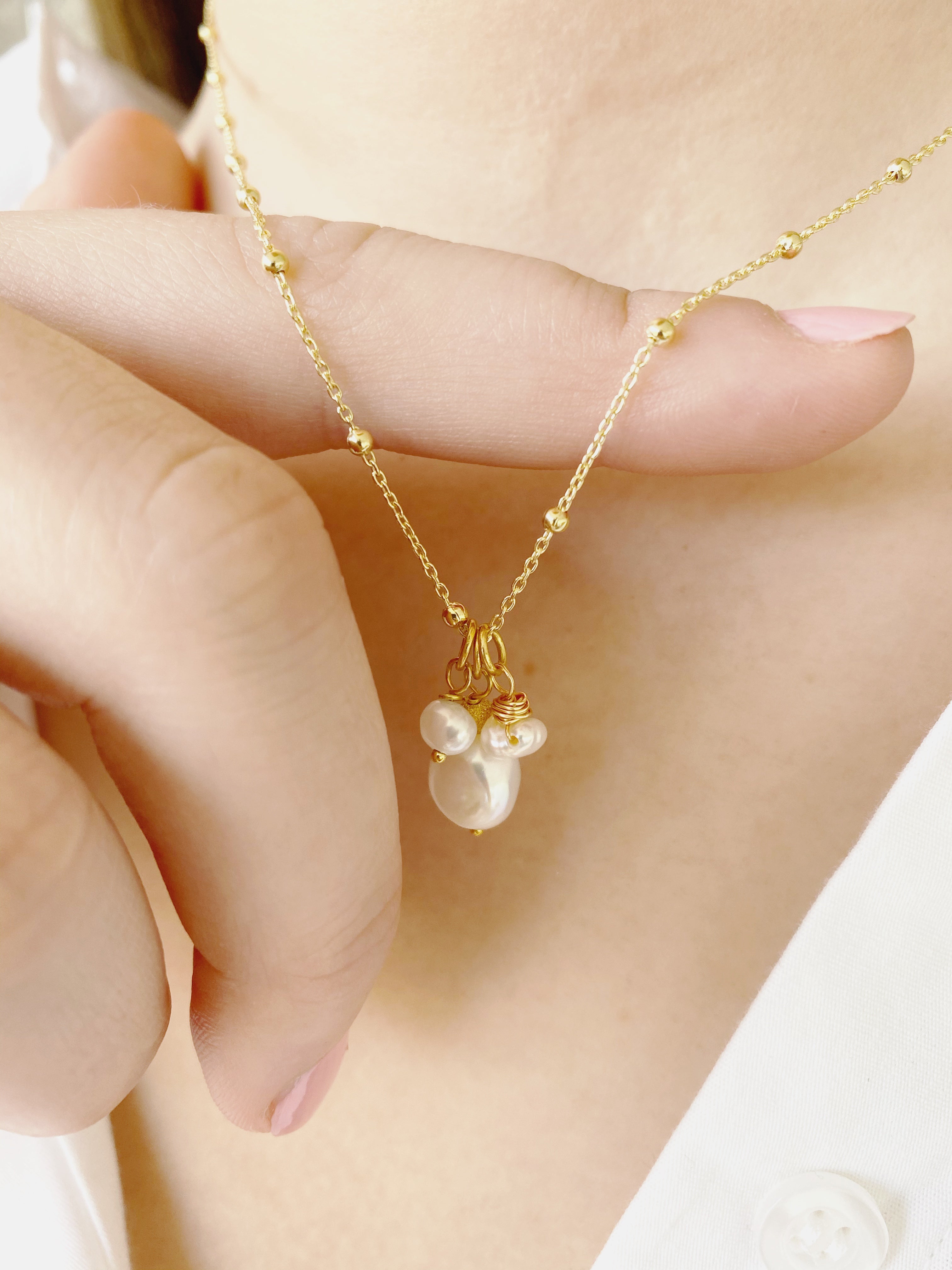 Simple gold pearl on sale necklace